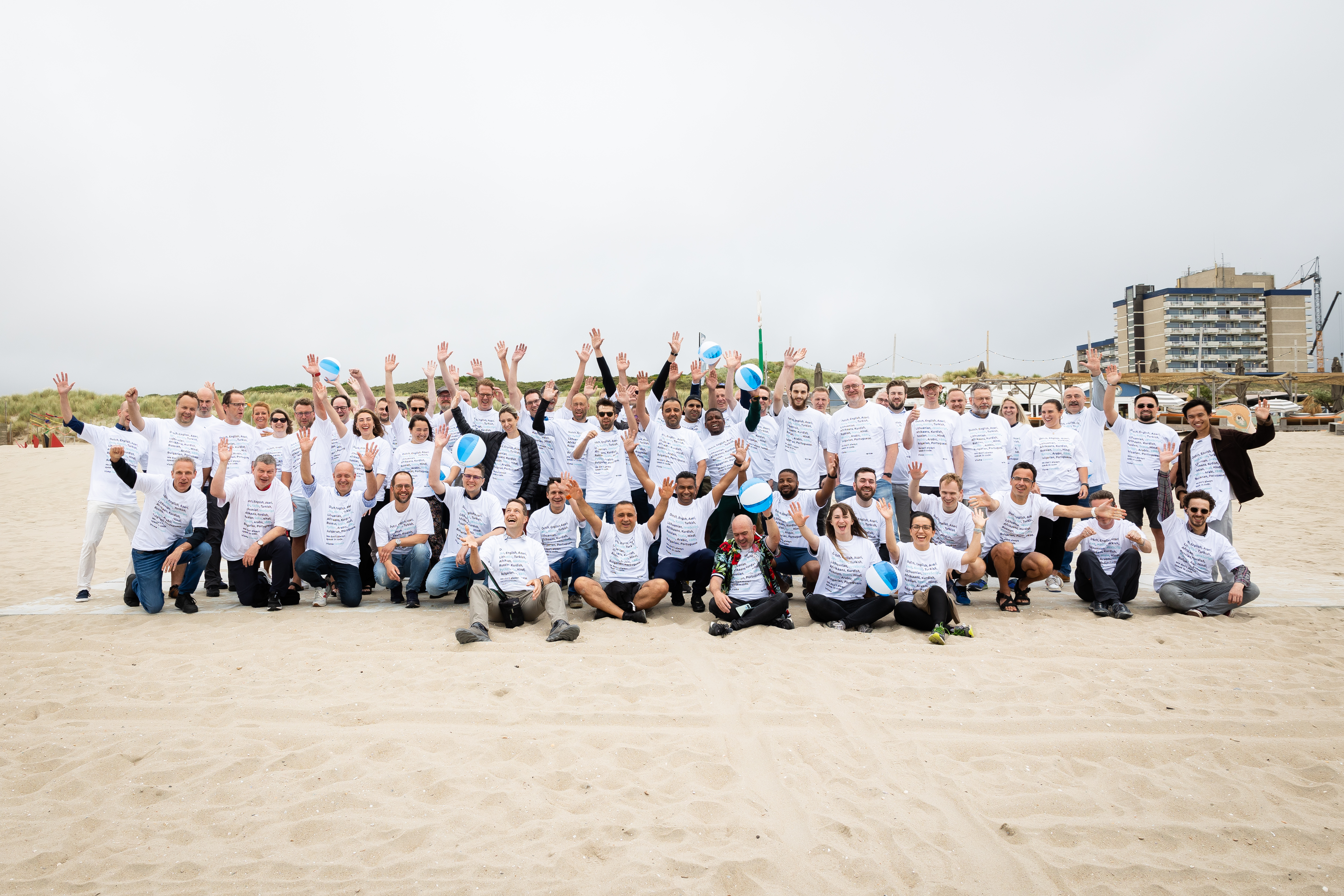 groep-SureSync-collega's-op-strand
